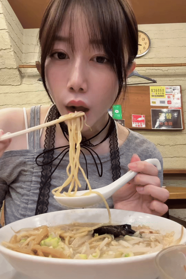 ラーメンを食べて食事を楽しむ女性の様子